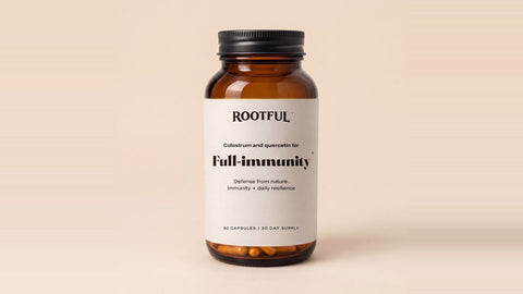 Cum aleg un supliment bun: flaconul din sticlă ambră al capsulelor ROOTFUL Full-immunity, cu eticheta crem întoarsă spre lumină, pe un fundal cald și neutru.